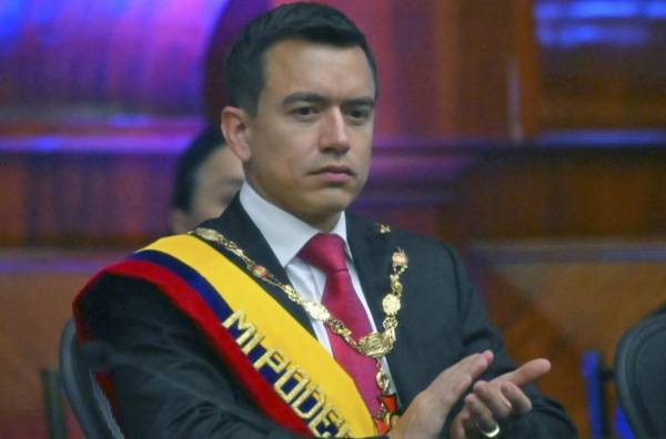 El presidente de Ecuador, Daniel Noboa, aplaude antes de presentar el primer informe de su gobierno en la Asamblea Nacional en Quito el 24 de mayo de 2024. FOTO Rodrigo BUENDÍA / AFP
