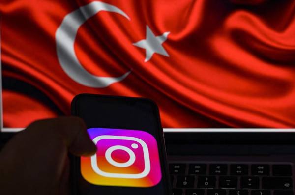 <i>Esta imagen tomada en Estambul el 2 de agosto de 2024 muestra el logo de la red social Instagram en un teléfono inteligente con la bandera turca de fondo. FOTO Yasin AKGUL / AFP</i>