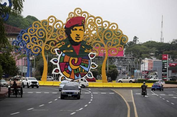 <i>Un monumento en honor al fallecido presidente venezolano Hugo Chávez aparece en la avenida De Bolívar a Chávez en Managua el 22 de mayo de 2024. FOTO STRINGER/AFP</i>