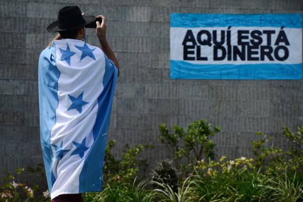 <i>Los hondureños han pedido en varias ocasiones acciones claras para evitar la corrupción a todo nivel en el país. Foto ORLANDO SIERRA / AFP</i>
