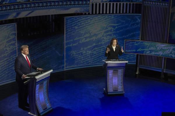 <i>El candidato presidencial republicano Donald J. Trump (izq.) y la candidata presidencial demócrata, la vicepresidenta estadounidense Kamala Harris, durante un debate presidencial organizado por ABC News en el Centro Nacional de la Constitución en Filadelfia, Pensilvania. FOTO EFE/EPA/DEMETRIUS FREEMAN / POOL</i>