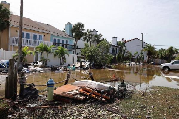 <i>Fotografía de algunos daños causados por el paso del huracán Milton este jueves en Sarasota, Florida (EE.UU.). El huracán Milton se ha cobrado al menos la vida de una docena de personas y dejado una senda de destrucción a su paso por Florida (EE.UU.), que registró tornados mortales, graves inundaciones y donde todavía más de 3 millones de usuarios permanecen sin luz, además de causar daños estimados en hasta 60.000 millones de dólares. EFE/Octavio Guzmán</i>