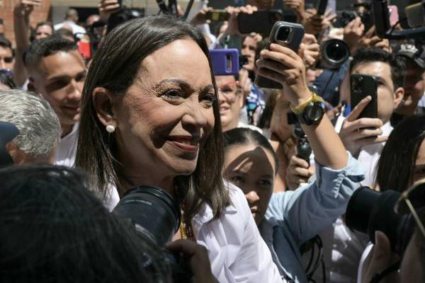 <i>La líder opositora venezolana María Corina Machado llega a un centro de votación en Caracas para votar durante las elecciones presidenciales del 28 de julio de 2024. Los venezolanos votan el domingo entre la continuidad del presidente Nicolás Maduro o el cambio de su rival Edmundo González Urrutia en medio de una gran tensión tras la amenaza del actual mandatario de un baño de sangre si pierde. FOTO YURI CORTEZ / AFP</i>