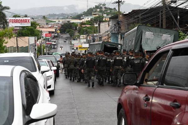 <i>Miembros de las Fuerzas Militares de Honduras patrullan las calles de la barriada El Pedregal, al sur de Tegucigalpa, Honduras, el 1 de agosto de 2024. FOTO Orlando SIERRA / AFP</i>