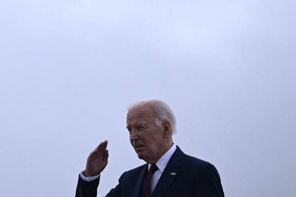 <i>El presidente de Estados Unidos, Joe Biden, saluda al abordar el Air Force One en la Base Conjunta Andrews en Maryland el 8 de agosto de 2024. Biden viajará durante el fin de semana a Rehoboth Beach, Delaware. FOTO Brendan SMIALOWSKI / AFP</i>