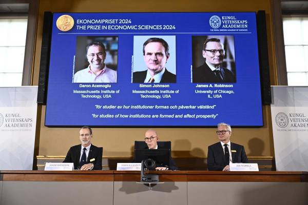 <i>El secretario permanente de la Academia de Ciencias, Hans Ellegren (C), Jakob Svensson (I) y Jan Teorell, de la asamblea Nobel del Riksbank sueco, anuncian el premio Nobel en ciencias económicas 2024, que corresponde a Daron Acemoglu, Simon Johnson y James A Robinson. (Suecia, Estocolmo) EFE/EPA/Christine Olsson/TT SWEDEN OUT</i>