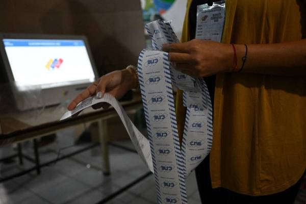 <i>Un miembro del personal electoral cuenta los votos tras el cierre de las urnas durante las elecciones presidenciales venezolanas, en Caracas, el 28 de julio de 2024. FOTO Raul ARBOLEDA / AFP</i>