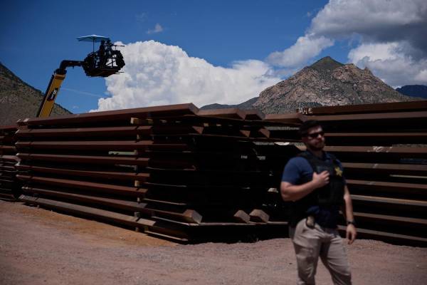 <i>Miembros del Servicio Secreto de Estados Unidos realizan vigilancia mientras el expresidente y candidato presidencial republicano Donald J. Trump visita la frontera sur de Estados Unidos en el condado de Cochise, Arizona, EE.UU., el 22 de agosto de 2024. El 05 de noviembre de 2024 se celebran las elecciones presidenciales de Estados Unidos. (Elecciones) FOTO EFE/EPA/ALLISON DINNER</i>