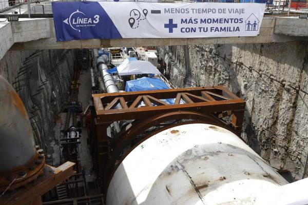 <i>Fotografía de la tuneladora Panamá este miércoles, en Ciudad de Panamá (Panamá). Mulino dio el pistoletazo de inicio a los trabajos de construcción y revestimiento del túnel subacuático de la Línea 3 del Metro que pasará bajo el Canal de Panamá. FOTO EFE/ Bienvenido Velasco</i>