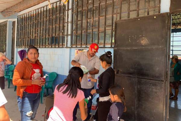 <i>Imágenes divulgadas por la Gobernación de Huehuetenango mostraron a refugiados conversando con policías y funcionarios en una escuela de una zona montañosa. FOTO GOBIERNO DE GUATEMALA</i>