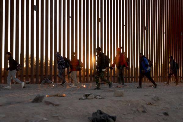 <i>Fotografía de archivo de migrantes caminando a lo largo del muro fronterizo de EE. UU. en Arizona. CENA EFE/ALLISON</i>