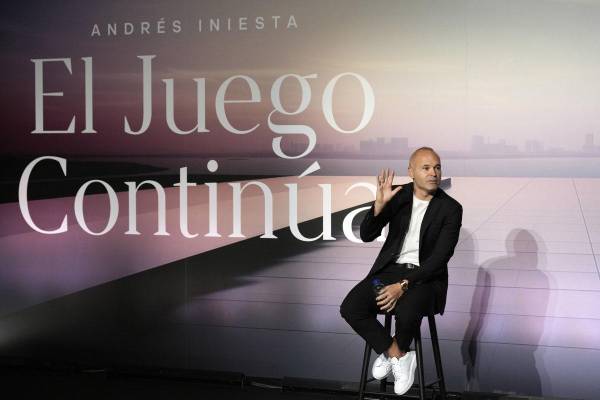 <i>El futbolista Andrés Iniesta durante la rueda de prensa que ofrece este martes en Barcelona en la que explica sus planes de futuro. EFE/Alejandro García</i>