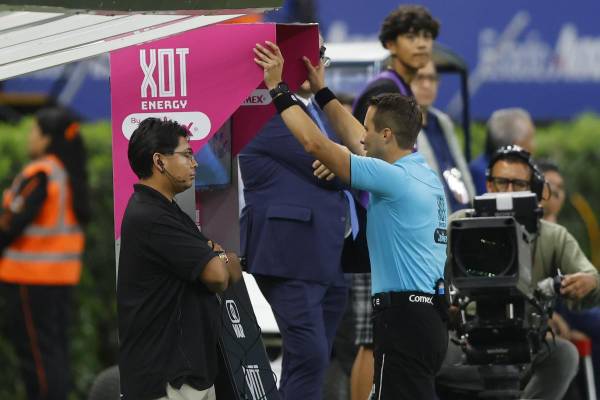 <i>REFERENCIA.- El árbitro Rafael López Valle revisa una jugada en el VAR durante un partido entre Pachuca y Cruz Azul de la jornada 10 del torneo Apertura 2024, disputado en el estadio Hidalgo, en Pachuca (México). EFE/ David Martínez Pelcastre</i>