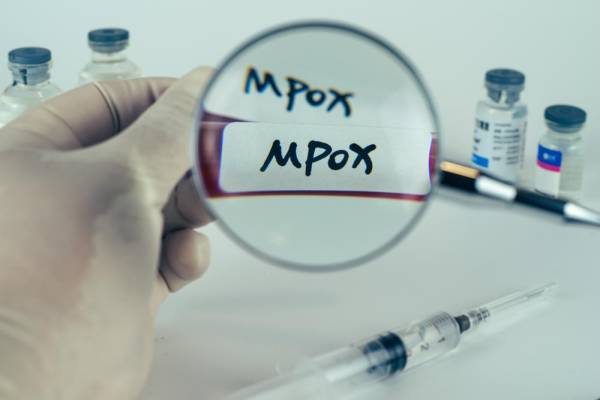 <i>Resultados positivos de la prueba de la sangre de los tubos de recolección de sangre monkeypox (MPOX). FOTO QINQIE99 / Shutterstock</i>