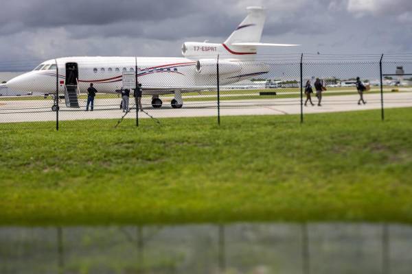 <i>Fort Lauderdale (Estados Unidos), 09/02/2024.- Oficiales extraen cajas etiquetadas como evidencia de un avión que, según las autoridades, pertenece al presidente venezolano Nicolás Maduro en el Aeropuerto Ejecutivo de Fort Lauderdale en Fort Lauderdale, Florida, EE.UU., 02 de septiembre de 2024. FOTO EFE/EPA/CRISTOBAL HERRERA-ULASHKEVICH</i>