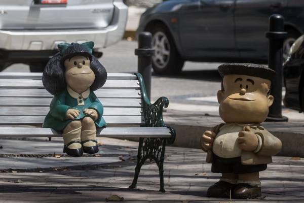 <i>Fotografía de archivo del 23 de febrero de 2024 de una escultura de Mafalda y Manolito, en Caracas (Venezuela). EFE/ Miguel Gutiérrez</i>