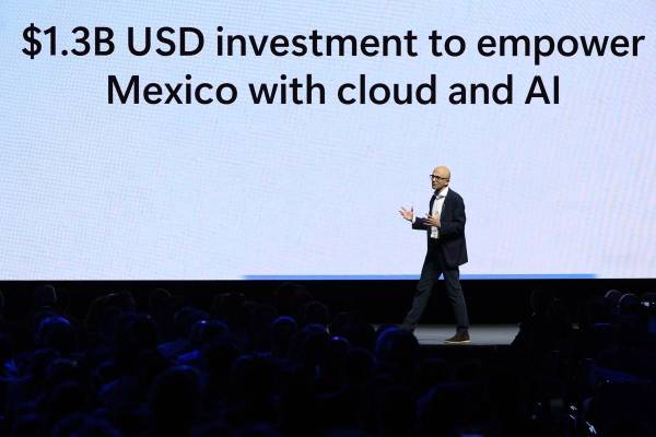 <i>El presidente y director general de Microsoft, Satya Nadella, habla durante el foro 'Iniciativa Nacional de Habilidades en Inteligencia Artificial' este martes, celebrado en la Ciudad de México (México). Microsoft invertirá 1.300 millones de dólares en el centro de México para desarrollar una región de inteligencia artificial (IA), reveló Satya Nadella. EFE/ José Méndez</i>