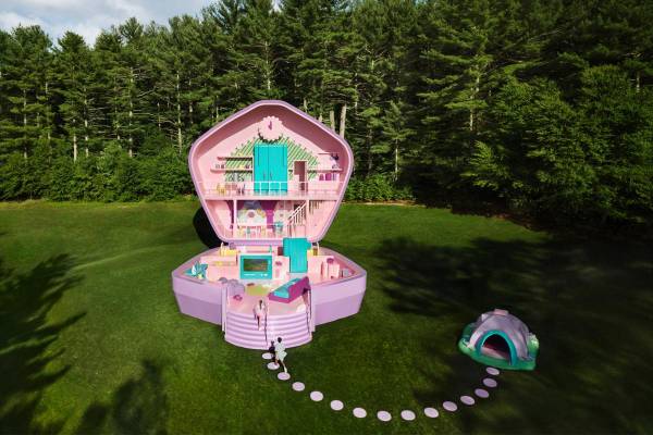 <i>Fotografía cedida por Airbnb de la casa de la icónica muñeca Polly Pocket en tamaño real dispuesta como alojamiento a través de la plataforma Airbnb, en la localidad de Littleton en Massachusetts (EE.UU). FOTO EFE/ Kelsey McClellan/Airbnb/</i>