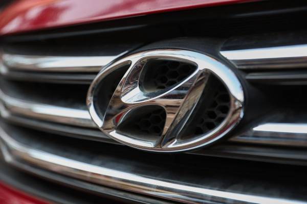 <i>Vista general del logotipo de Hyundai Motor India Limited (HMIL) en Bombay (India), hoy 14 de octubre de 2024. Hyundai India comenzará a aceptar pedidos para su oferta pública inicial de 3.300 millones de dólares en India. EFE/EPA/DIVYAKANT SOLANKI</i>