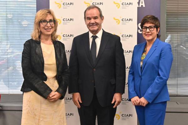 <i>En la foto Núria Vilanova, presidenta de CEAPI, al centro se presenta el secretario general Iberoamericano (SEGIB), Andrés Allamand, e Isabel Álvarez, quien lideró el estudio. FOTO E&amp;N</i>