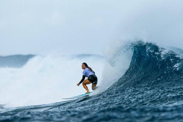 <i>La costarricense Brisa Hennessy participa en una sesión de entrenamiento de surf en Teahupo'o, en la isla de Tahití, en la Polinesia Francesa, el 22 de julio de 2024, antes de los Juegos Olímpicos de París 2024. FOTO Ed Sloane / POOL / AFP</i>