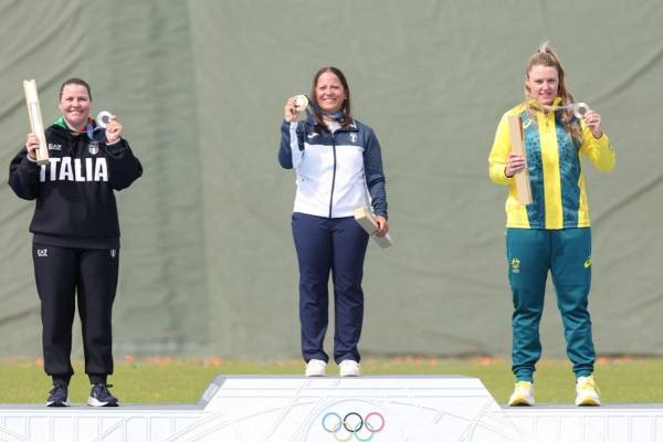 <i>(De izquierda a derecha) La medallista de plata de Italia Silvana Maria Stanco, la medallista de oro de Guatemala Adriana Ruano Oliva y la medallista de bronce de Australia Penny Smith posan en el podio de la final femenina de tiro al plato durante los Juegos Olímpicos de París 2024 en el Centro de Tiro de Chateauroux el 31 de julio de 2024.Alain JOCARD / AFP</i>