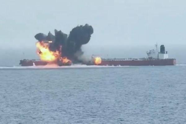 <i>El petrolero 'Chios Lion', de bandera liberiana, fue atacado el lunes a 97 millas náuticas (unos 180 km) al noroeste de la ciudad portuaria de Hodeida, en Yemen. FOTO REFERENCIA</i>