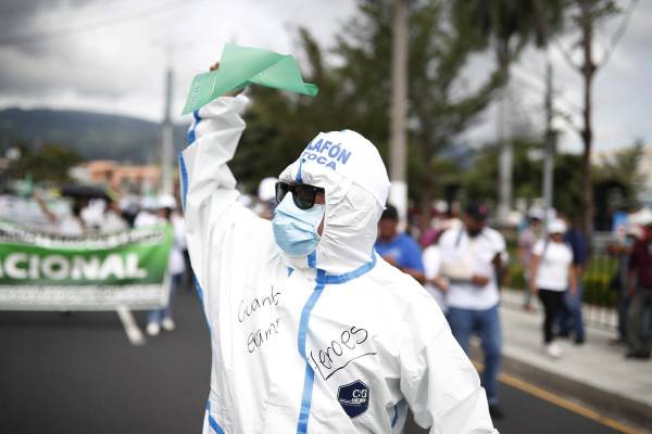 <i>Un manifestante participa en una marcha este sábado en San Salvador (El Salvador). Más de un millar de sindicalistas y miembros de organizaciones protestaron el sábado en las calles de la capital salvadoreña por los recortes propuestos por el Gobierno de Nayib Bukele para el presupuesto de Salud y Educación de 2025, que incluye la congelación de beneficios salariales y disminución de plazas. EFE/ Rodrigo Sura</i>