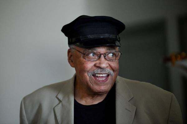 <i>Fotografía de archivo del 7 de enero de 2013 del actor norteamericano James Earl Jones llegando a una rueda de prensa para presentar la gira australiana de 'Paseando a Miss Daisy'. James Earl Jones, el actor estadounidense que puso voz a emblemáticos personajes del cine como Darth Vader, de 'Star Wars' (La guerra de las galaxias) o 'Mufasa' en The Lion King (El Rey León), falleció este lunes a los 93 años en su casa del condado de Dutchess, en el Estado de Nueva York, reporta el medio Deadline. EFE/ Tracey Nearmy</i>