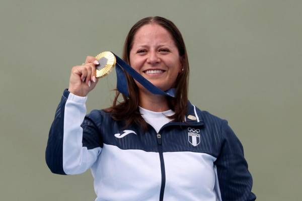 <i>La medallista de oro guatemalteca Adriana Ruano Oliva posa en el podio de la final femenina de tiro al plato durante los Juegos Olímpicos de París 2024 en el Centro de Tiro de Chateauroux el 31 de julio de 2024. (Foto de Alain JOCARD / AFP)</i>