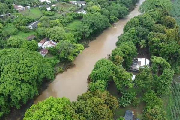 <i>Imagen de una inundación reportada en cantón Metalío, Acajutla, Sonsonate, en El Salvador. Las familias fueron evacuadas. FOTO @PROCIVILSV</i>