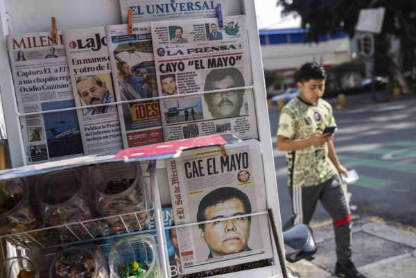 <i>Vista de las portadas de los diarios mexicanos que muestran la noticia de la captura de Ismael El Mayo Zambada, en la Ciudad de México, México el 26 de julio de 2024. FOTO Rodrigo Oropeza / AFP</i>