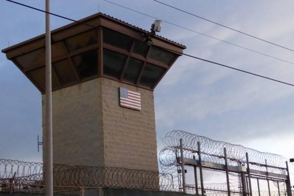 <i>(ARCHIVOS) La puerta principal de la prisión de Guantánamo en la Base Naval de Guantánamo, Estados Unidos, el 16 de octubre de 2018, en la Base de Guantánamo, Cuba. Los fiscales estadounidenses llegaron a un acuerdo con el autor intelectual de los atentados del 11 de septiembre, Khalid Sheikh Mohammed, según informó el Pentágono el miércoles, que al parecer implica una declaración de culpabilidad a cambio de evitar un juicio con pena de muerte. FOTO Sylvie LANTEAUME / AFP</i>