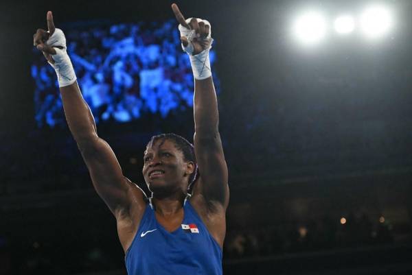 <i>La panameña Atheyna Bibeichi Bylon (azul) reacciona tras vencer a la campeona olímpica de refugiados Cindy Winner Djankeu Ngamba en la semifinal de boxeo de 75 kg durante los Juegos Olímpicos de París 2024 en el Estadio Roland-Garros, en París el 8 de agosto de 2024. FOTO Mauro PIMENTEL / POOL / AFP</i>