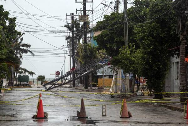 <i>Algunos daños causados ​​por fuertes vientos durante el paso de la tormenta tropical Beryl se ven en Progreso, Península de Yucatán, México, el 5 de julio de 2024. FOTO HUGO BORGES/AFP</i>