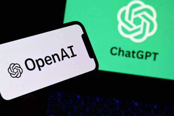 <i>Una fotografía tomada el 4 de octubre de 2023 en Manta, cerca de Turín, muestra un teléfono inteligente y una computadora portátil que muestran los logotipos del laboratorio de investigación de inteligencia artificial OpenAI y el robot ChatGPT. FOTO MARCO BERTORELLO / AFP</i>