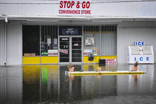 <i>RIDGELAND, CAROLINA DEL SUR - 6 DE AGOSTO: Una tienda de conveniencia cerró debido a las inundaciones provocadas por la tormenta tropical Debby el 6 de agosto de 2024 en Ridgeland, Carolina del Sur. FOTO Miguel J. Rodríguez Carrillo / GETTY IMAGES NORTH AMERICA / Getty Images via AFP</i>