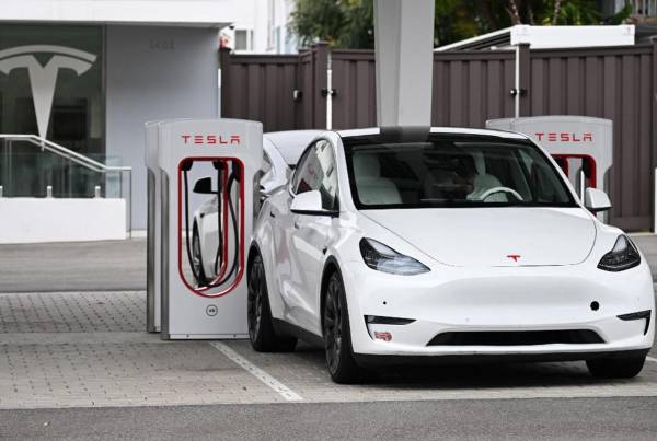 <i>(ARCHIVOS) Un vehículo eléctrico Tesla se carga en una ubicación de Tesla Supercharger en Santa Mónica, California, el 15 de mayo de 2024. FOTO Patrick T. Fallon / AFP</i>