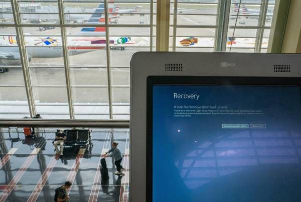 <i>La avería provocó perturbaciones en varios aeropuertos internacionales, cuyos sistemas de facturación sufrieron problemas. FOTO AFP</i>