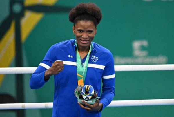 <i>La panameña Atheyna Bylon posa con la medalla de plata durante la ceremonia del podio de la final de boxeo de 75 kg femenino durante los Juegos Panamericanos Santiago 2023. FOTO Raul ARBOLEDA / AFP</i>