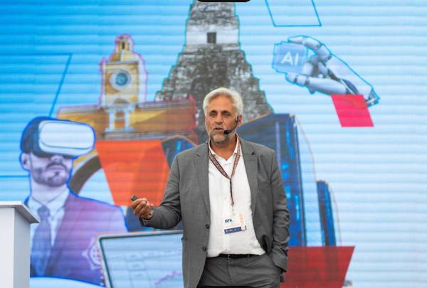 <i>Enrique Johnson durante su ponencia en el Business Future Agenda Guatemala 2024 organizado por la AmCham. FOTO E&amp;N</i>