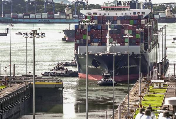 <i>Un carguero navega por el Canal de Panamá en la zona de las Esclusas de Cocolí, en la Ciudad de Panamá, el 25 de agosto de 2023. FOTO Iván PISARENKO / AFP</i>