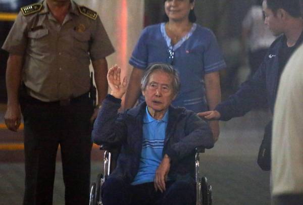 <i>Fotografía de archivo fechada el 4 de enero de 2018 que muestra al expresidente peruano Alberto Fujimori (c), a su salida de la clínica Centenario de Lima (Perú). El expresidente peruano Alberto Fujimori, de 86 años, está luchando en este momento por su vida, según dijo su médico personal y congresista Alejandro Aguinaga, tras visitarle en su domicilio y luego de rumores en redes sobre el delicado estado de salud del exmandatario. FOTO EFE/Stringer/ARCHIVO</i>