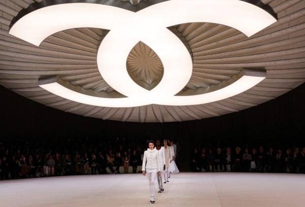 <i>La actriz estadounidense Margaret Qualley (delantera) y modelos presentan creaciones para Chanel durante la Semana de la Moda Primavera/Verano 2024 de Alta Costura Femenina en París el 23 de enero de 2024. FOTO Emmanuel Dunand/AFP</i>