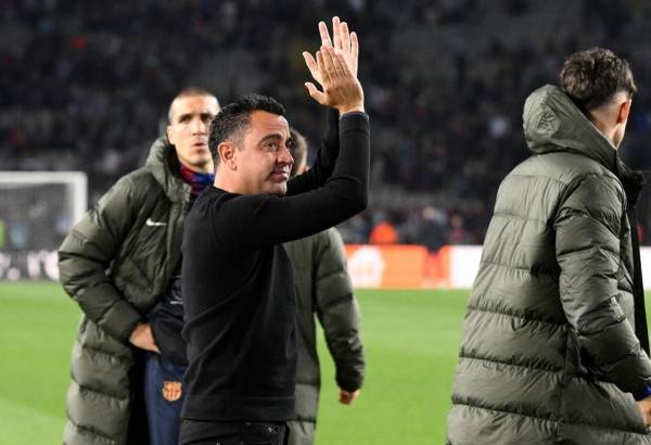 <i>(ARCHIVOS) El entrenador español del Barcelona, Xavi, aplaude al final del partido de fútbol de vuelta de los cuartos de final de la Liga de Campeones de la UEFA entre el FC Barcelona y el Paris SG en el Estadi Olimpic Lluis Companys de Barcelona el 16 de abril de 2024. FOTO Josep LAGO/AFP</i>