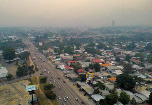 <i>Cortés es uno de los departamentos en alerta roja en Honduras. Imagen de la contaminación en San Pedro Sula. Foto: LA PRENSA.</i>