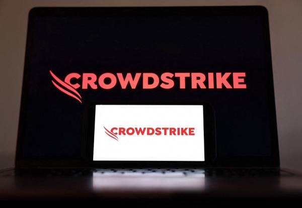 <i>En esta ilustración fotográfica, el logotipo de CrowdStrike se muestra en un teléfono celular y un monitor de computadora el 19 de julio de 2024 en Los Ángeles, California. FOTO MARIO TAMA / GETTY IMAGES NORTEAMÉRICA / Getty Images vía AFP</i>