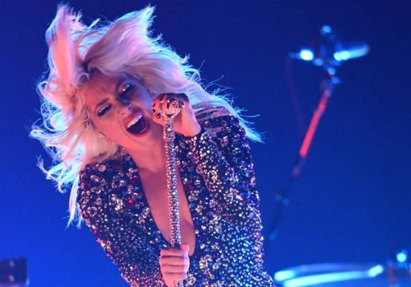 <i>La cantante y compositora estadounidense Lady Gaga actúa en el escenario durante la 61.ª edición de los premios Grammy en Los Ángeles el 10 de febrero de 2019. FOTO Robyn Beck / AFP</i>