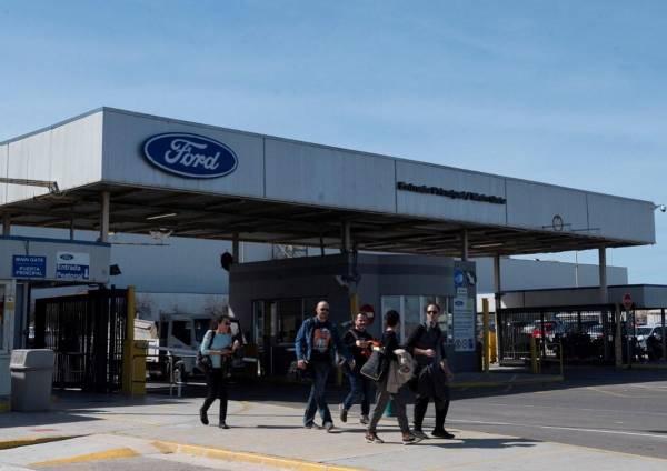 <i>Los trabajadores abandonan la fábrica de Ford en Almussafes, cerca de Valencia, el 10 de marzo de 2023, después de que el fabricante de automóviles estadounidense anunciara que eliminará alrededor de 1.100 puestos de trabajo en esta fábrica mientras reorganiza sus operaciones en Europa. Ford quiere eliminar otros 1.600 puestos de trabajo en su planta de Valencia, España, según la dirección y los sindicatos, informa AFP el 12 de junio de 2024. FOTO JOSÉ JORDANIA / AFP</i>