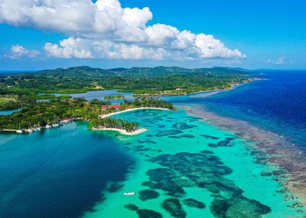 <i>Para los habitantes de Roatán. El mar es pesca, alimento, ocio, alegría. FOTO IHT</i>